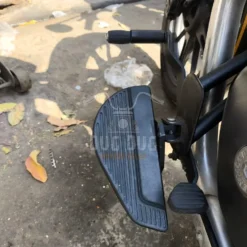 Super Meteor 650 footboards installed